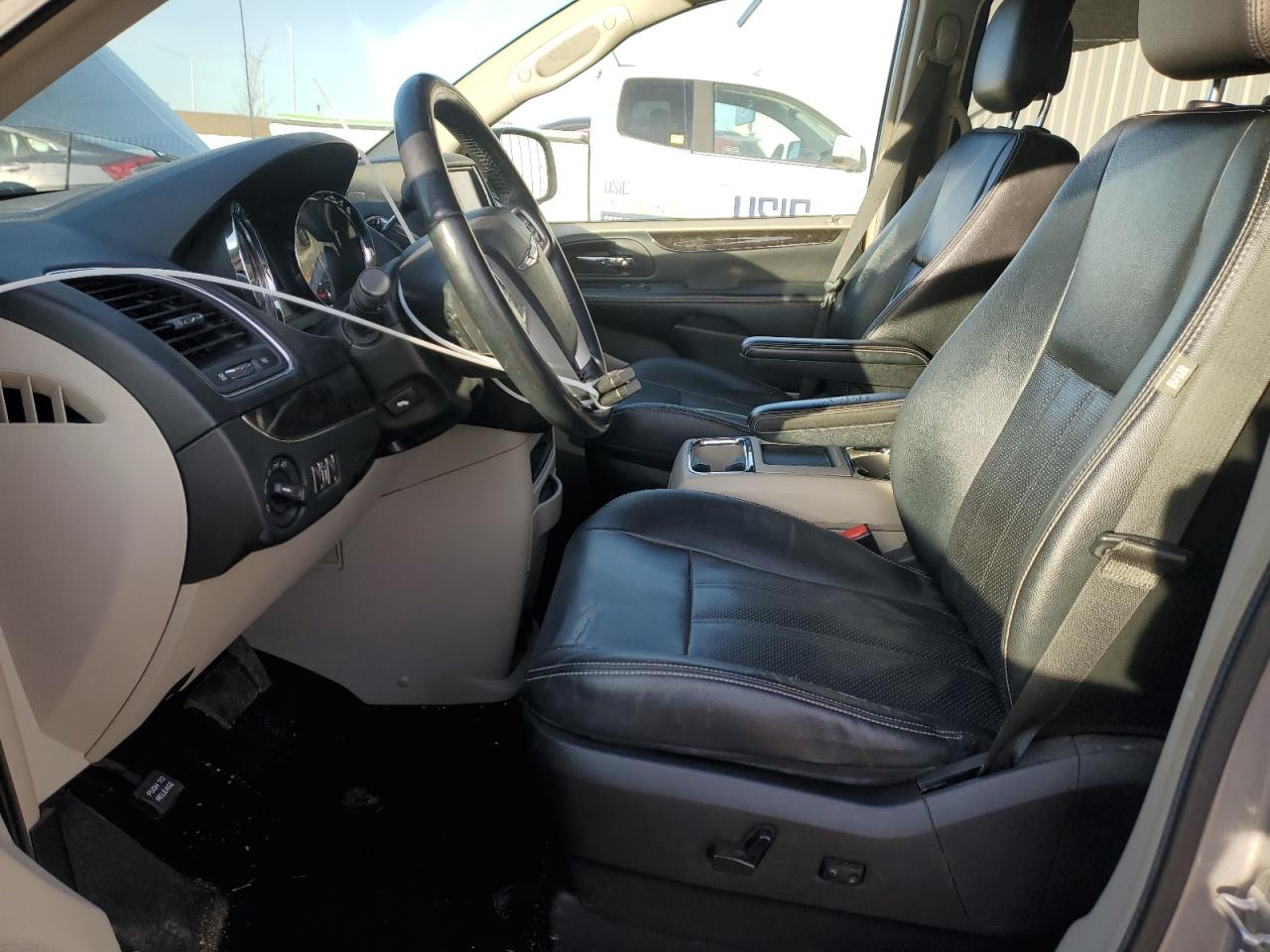 2014 Chrysler Town & Country - Image 7