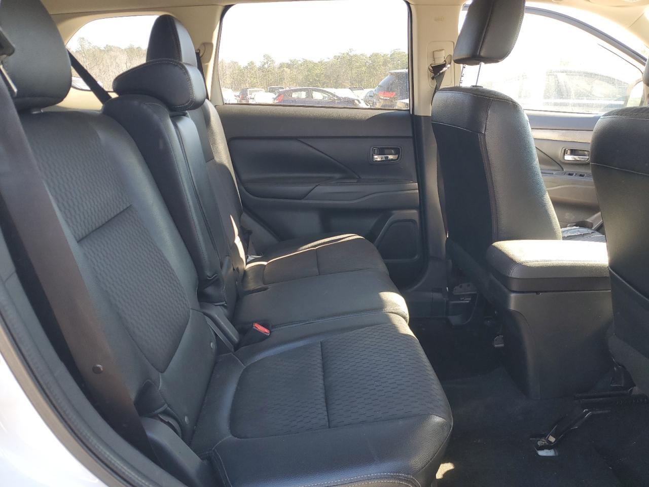 2015 Mitsubishi Outlander - Image 11