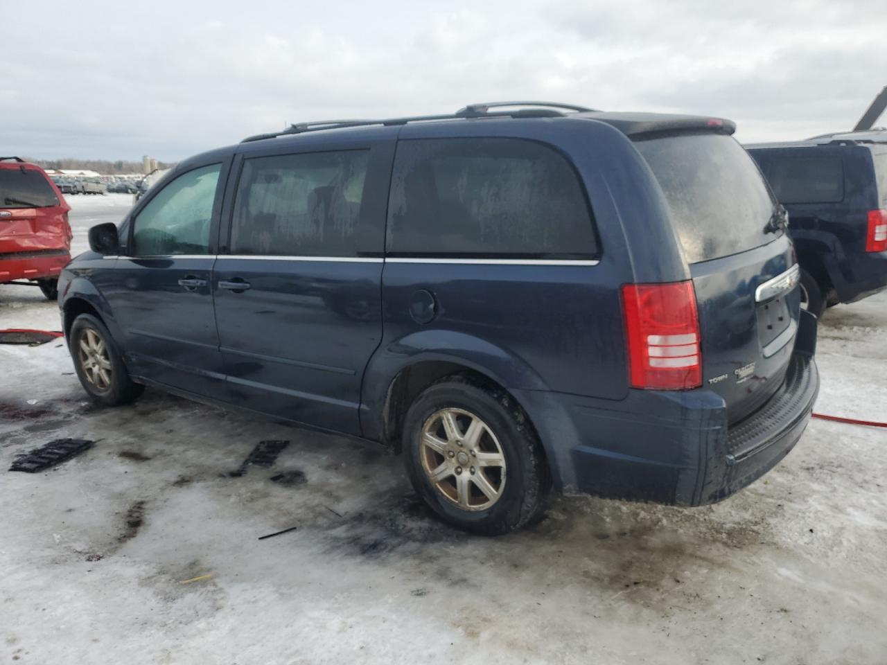 2008 Chrysler Town & Country - Image 2