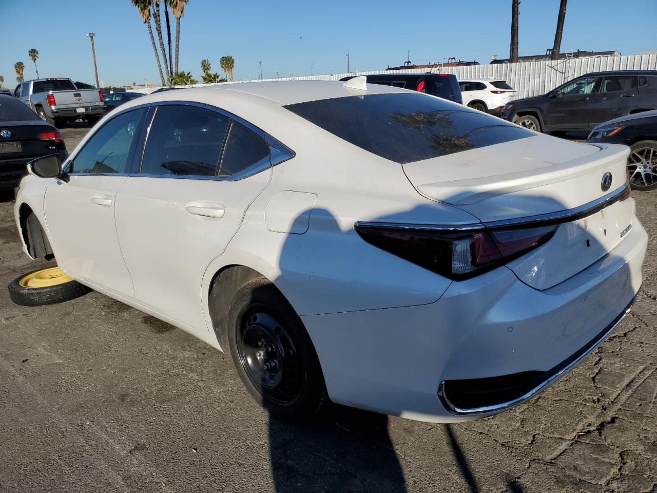 2023 Lexus ES - Image 2