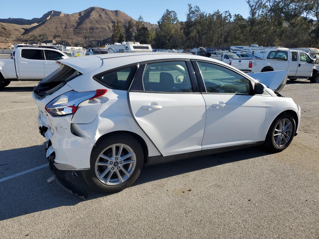 VIN 1FADP3K27JL278901 2018 FORD FOCUS no.3