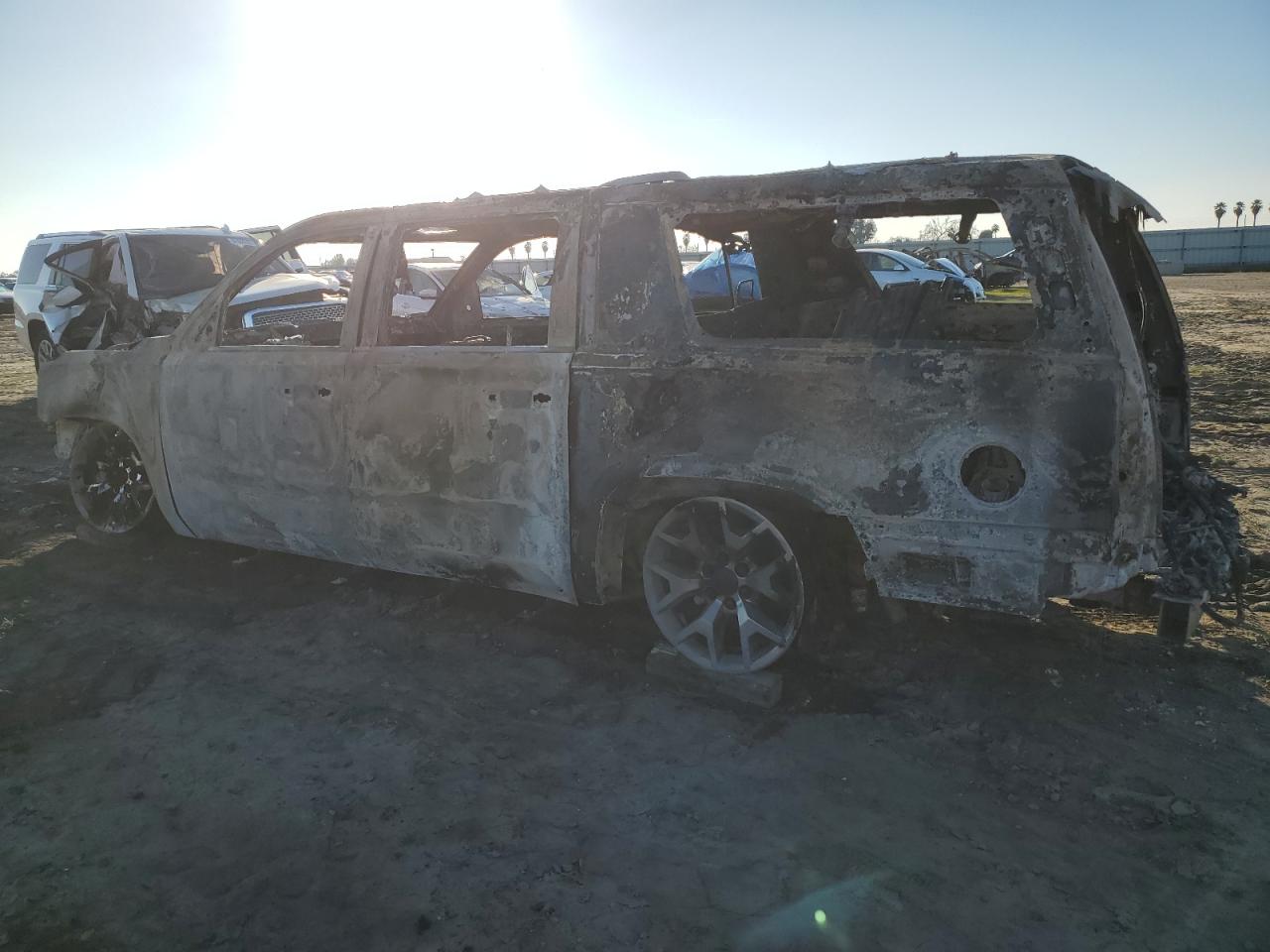 2016 GMC Yukon - Image 2