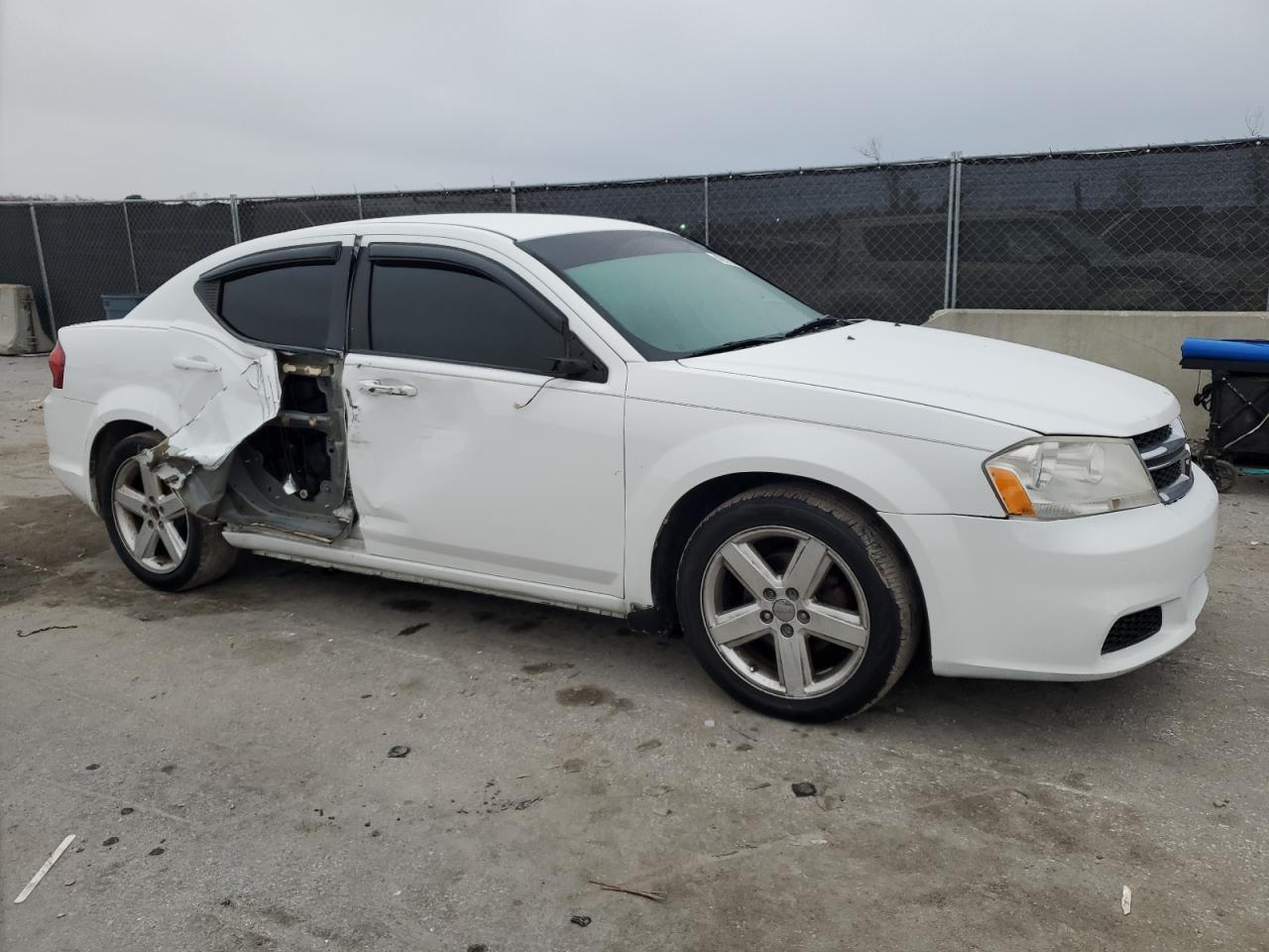 2013 Dodge Avenger - Image 4