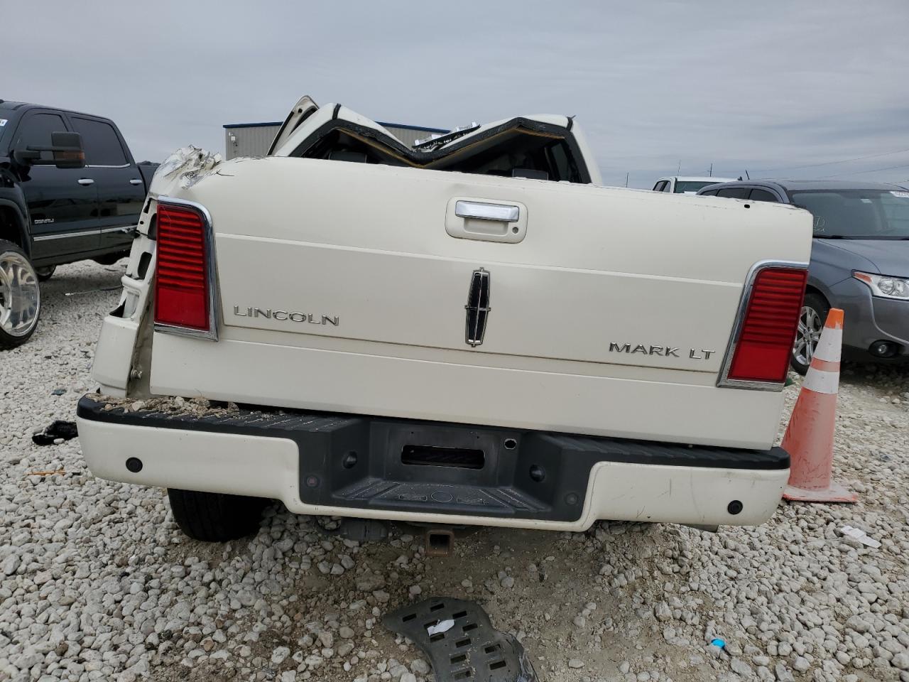 2008 Lincoln Mark LT - Image 6