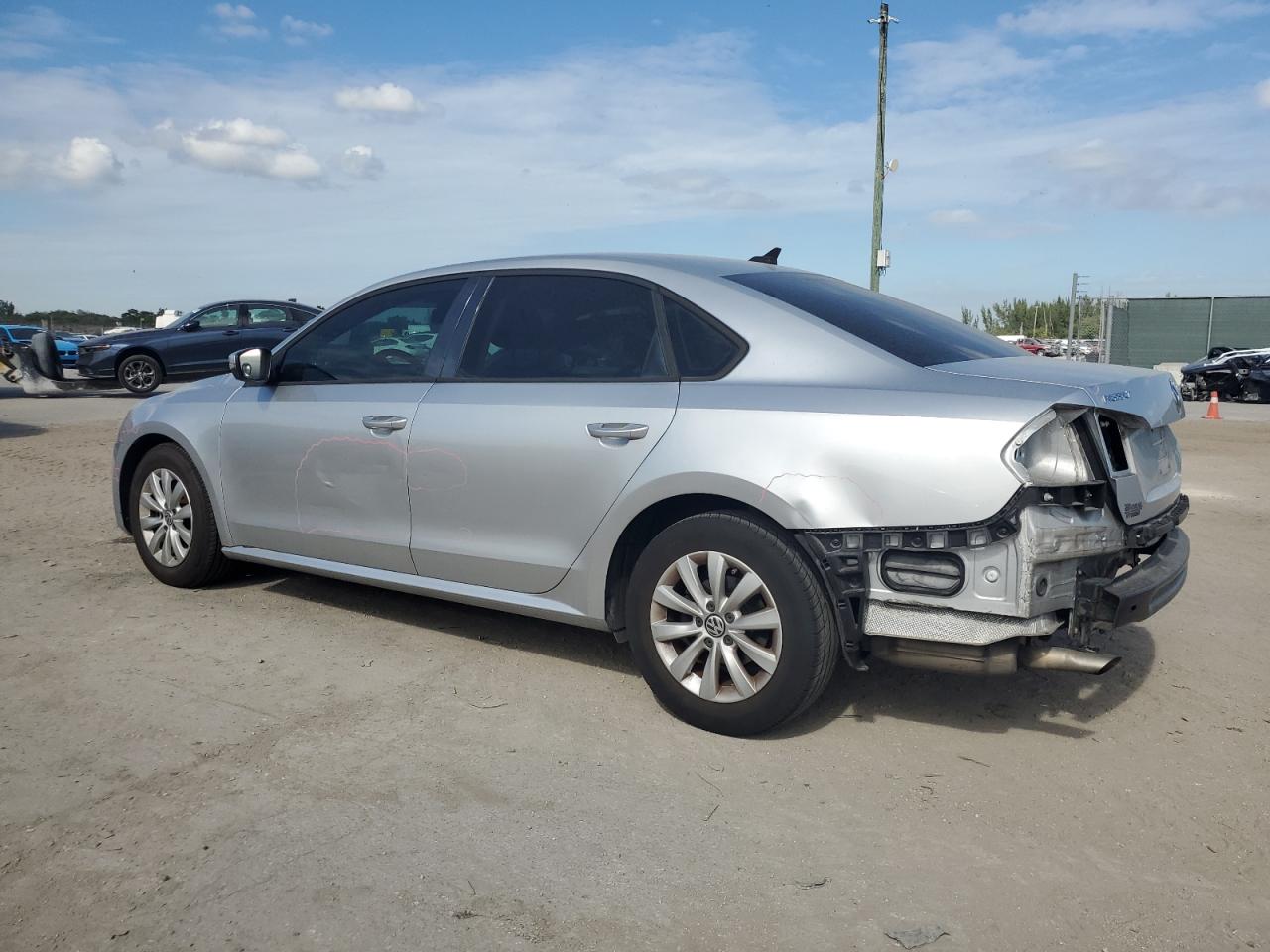 2014 Volkswagen Passat - Image 2