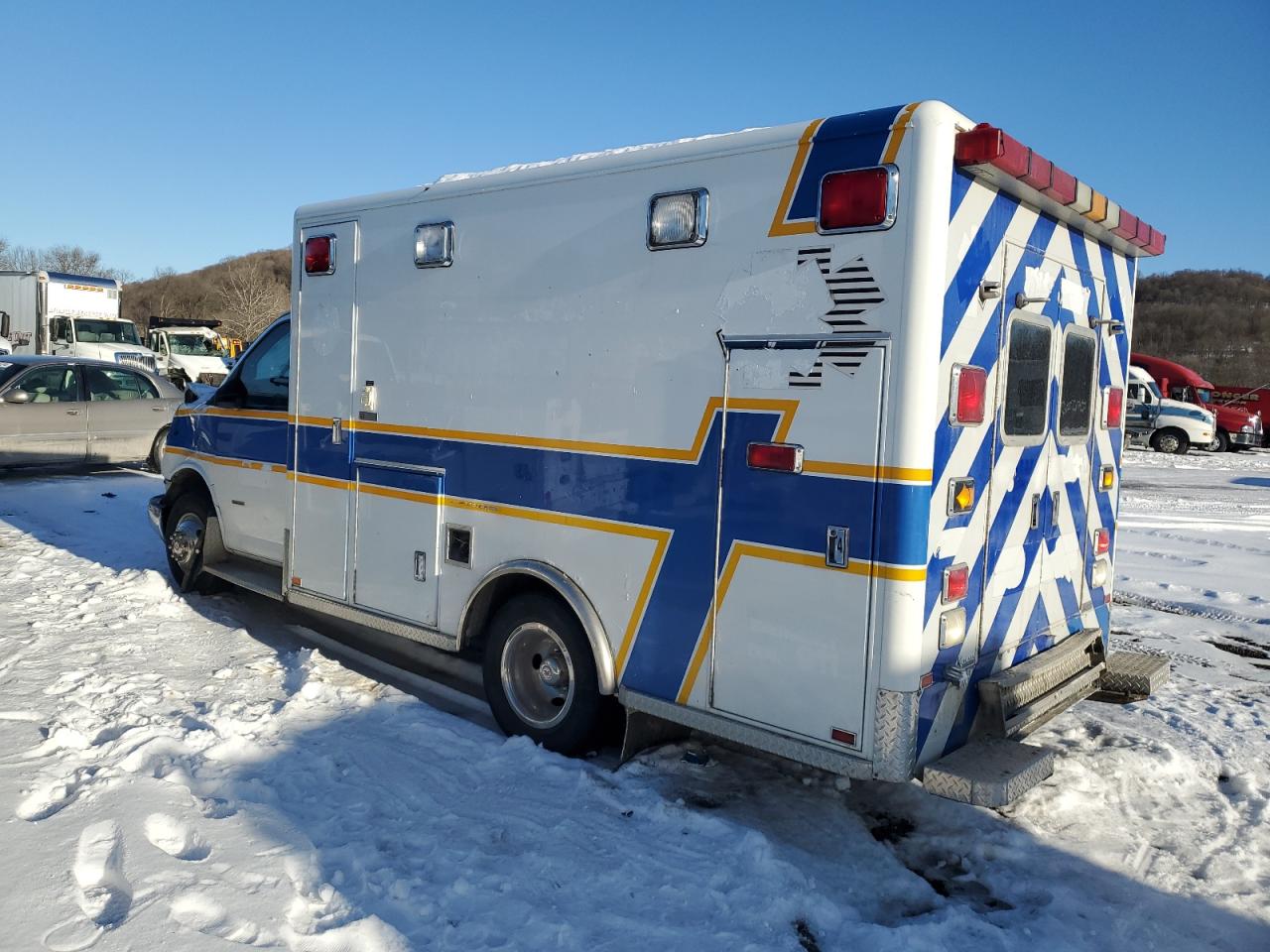 2010 Chevrolet Express - Image 2