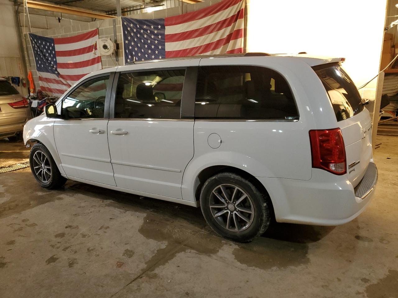 2017 Dodge Caravan - Image 2