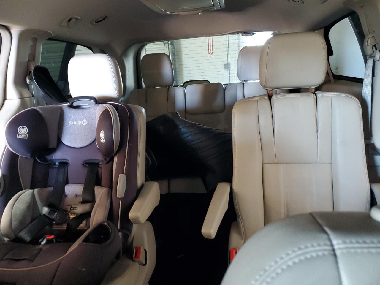 2013 Chrysler Town & Country - Image 10