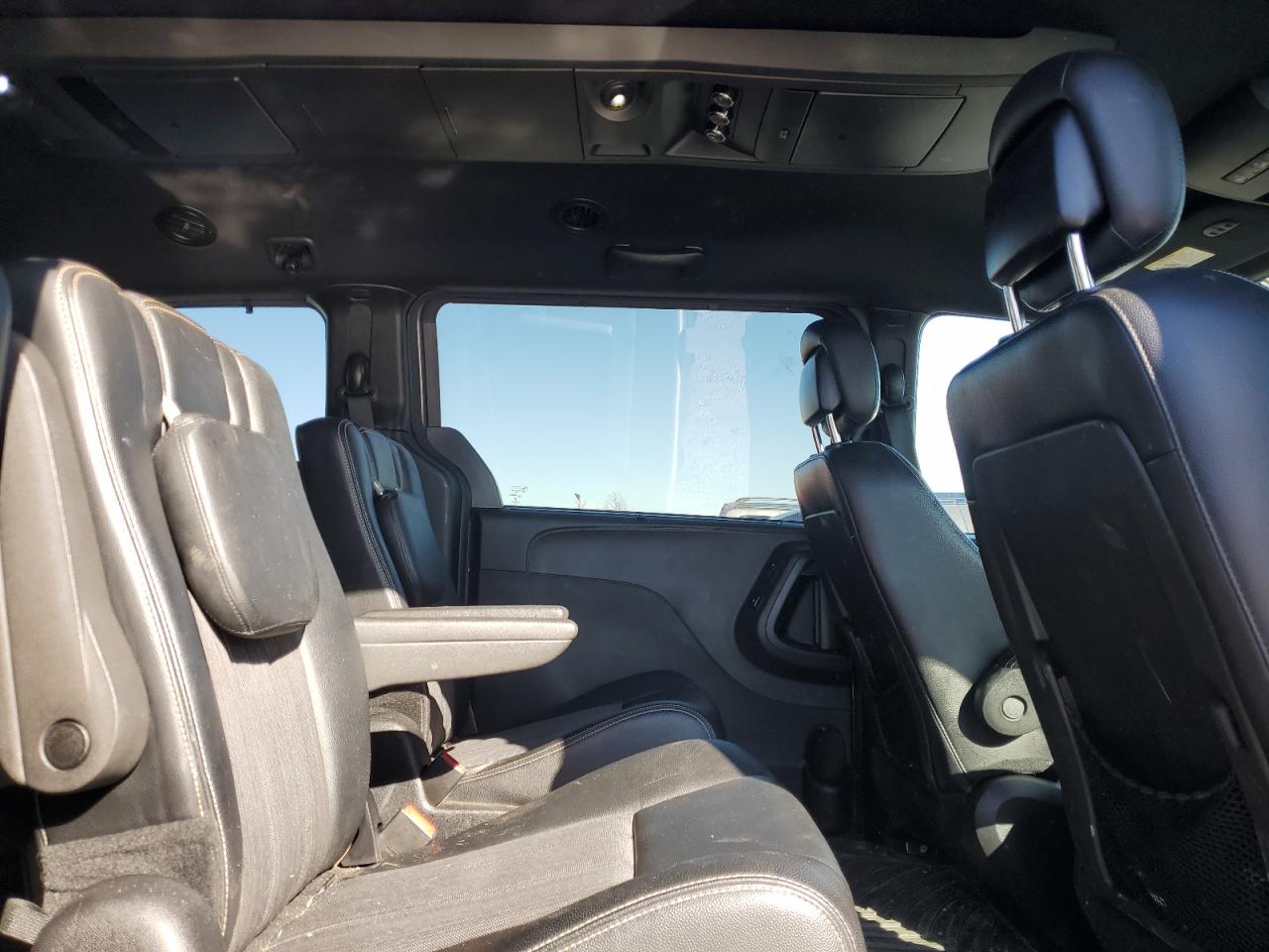 2016 Chrysler Town & Country - Image 11