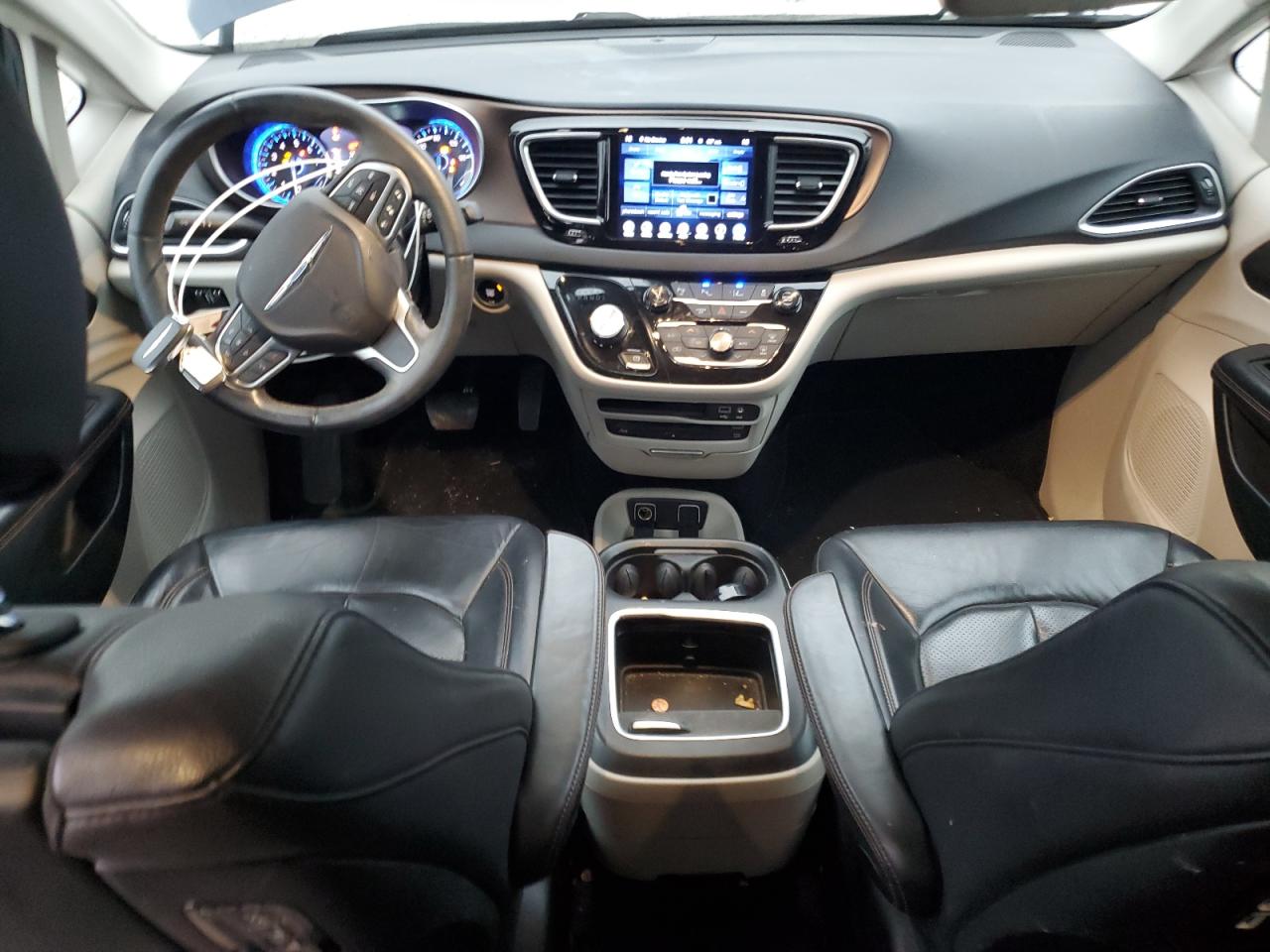 2017 Chrysler Pacifica - Image 8