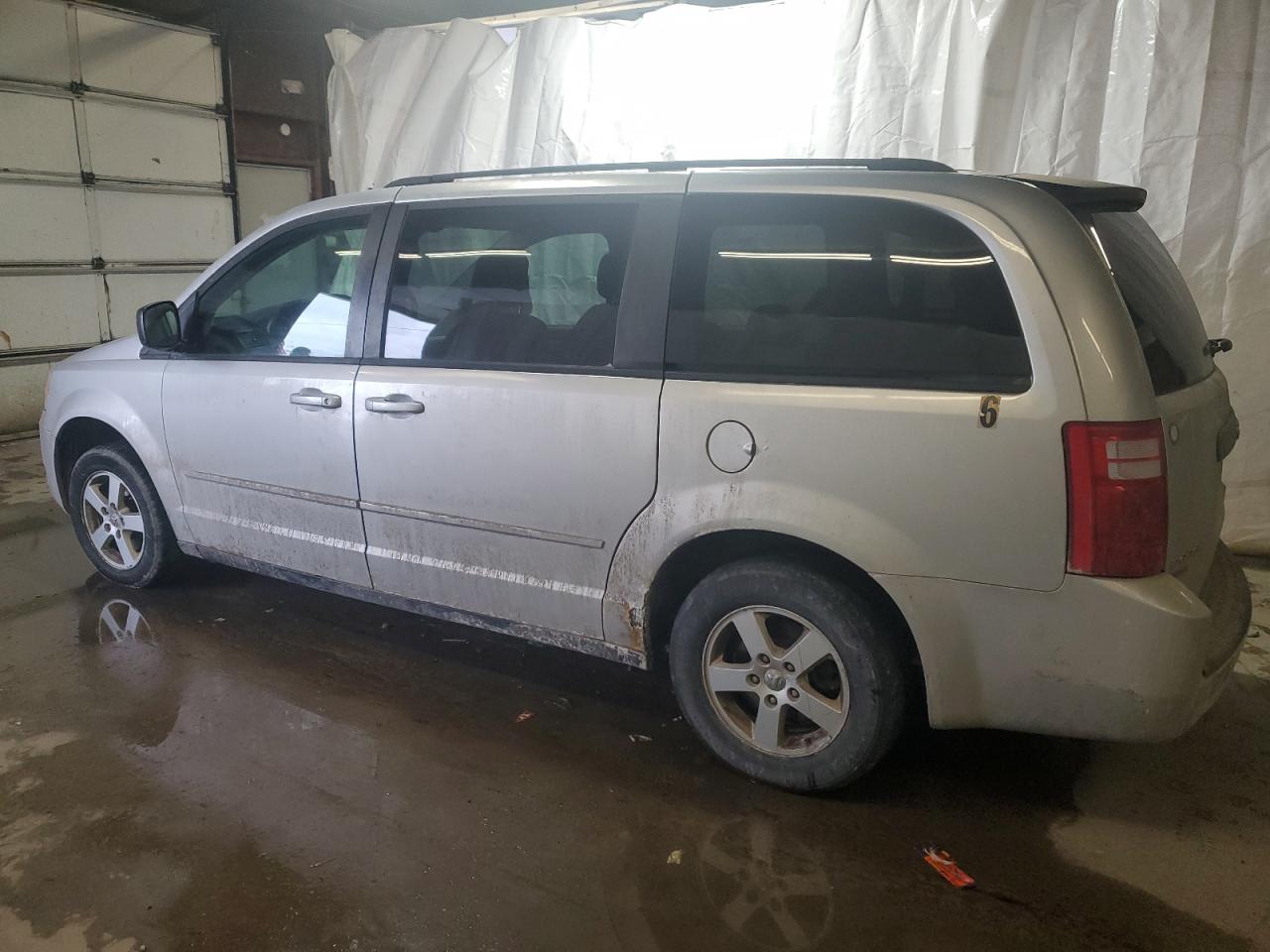 2010 Dodge Caravan - Image 2