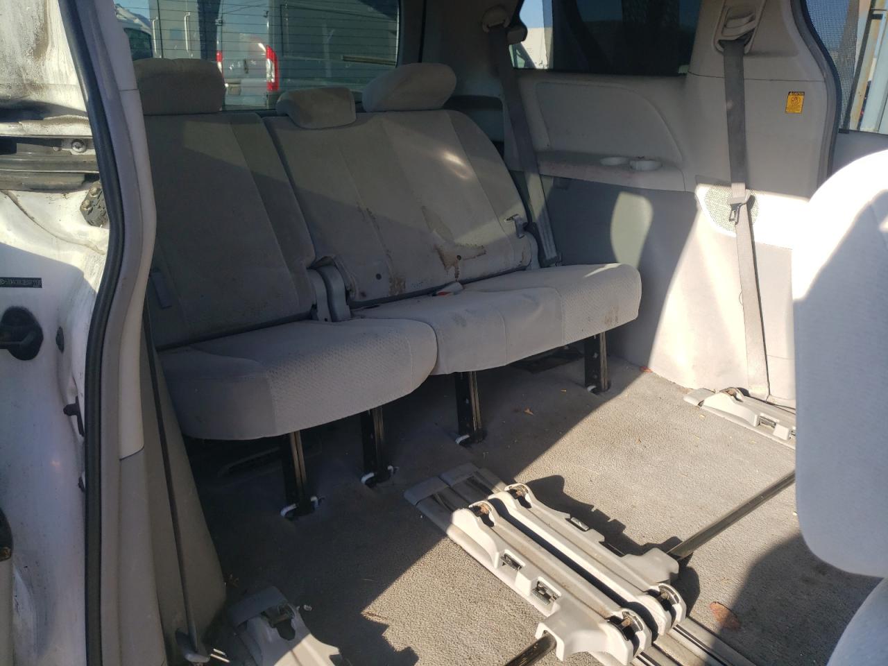 2011 Toyota Sienna - Image 11