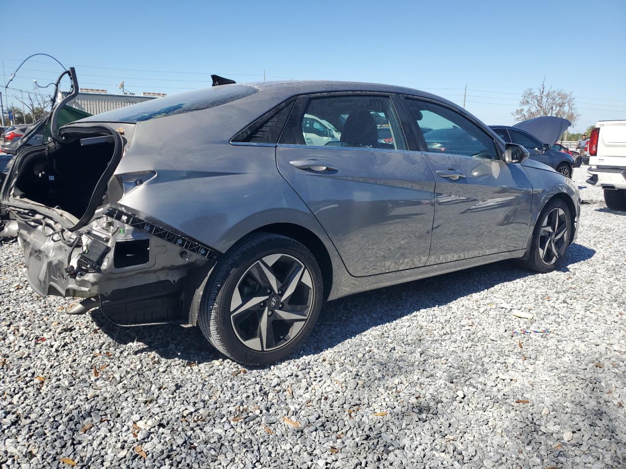 2022 Hyundai Elantra - Image 3