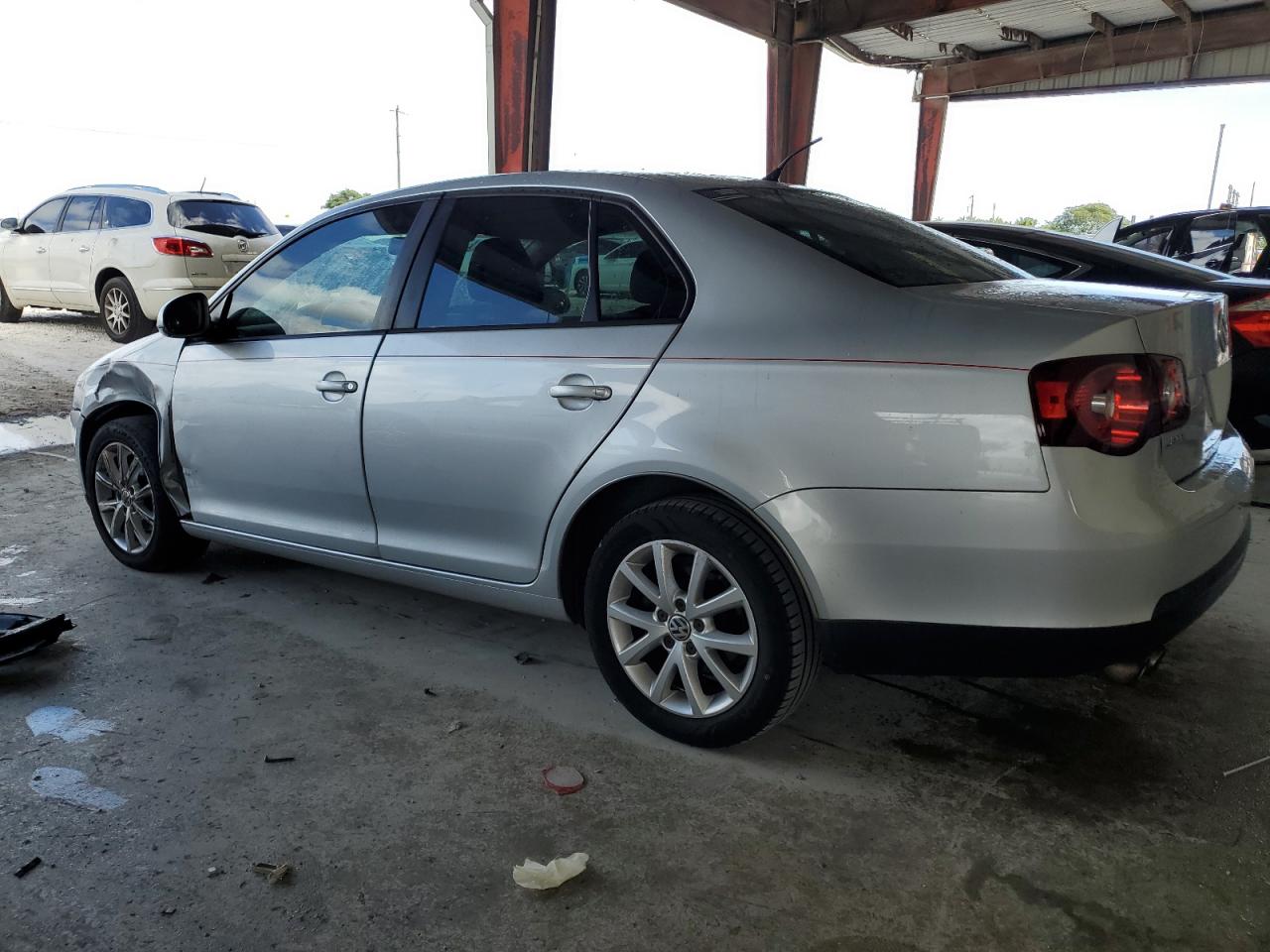 2010 Volkswagen Jetta - Image 2