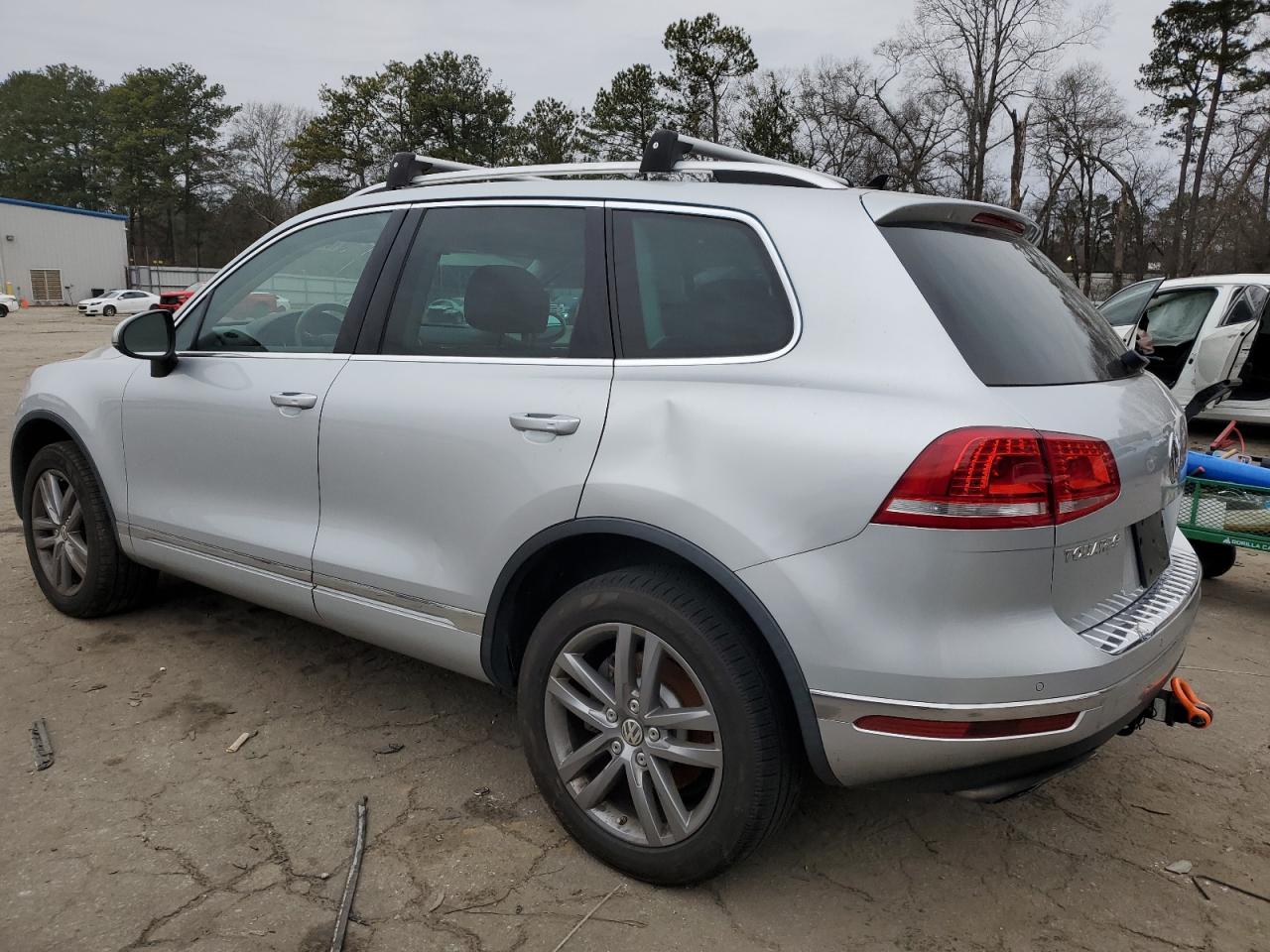 2016 Volkswagen Touareg - Image 2