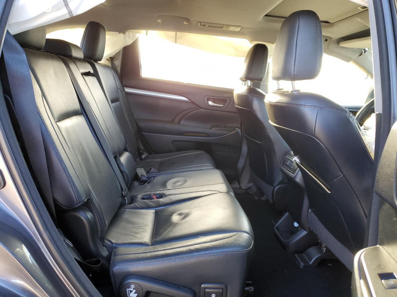 2015 Toyota Highlander - Image 12