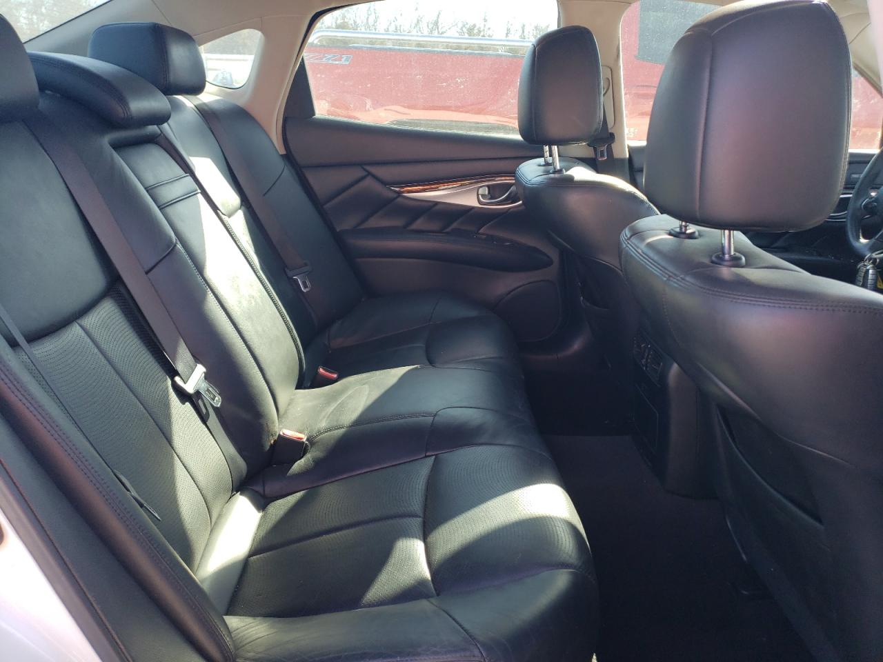 2011 Infiniti M - Image 10