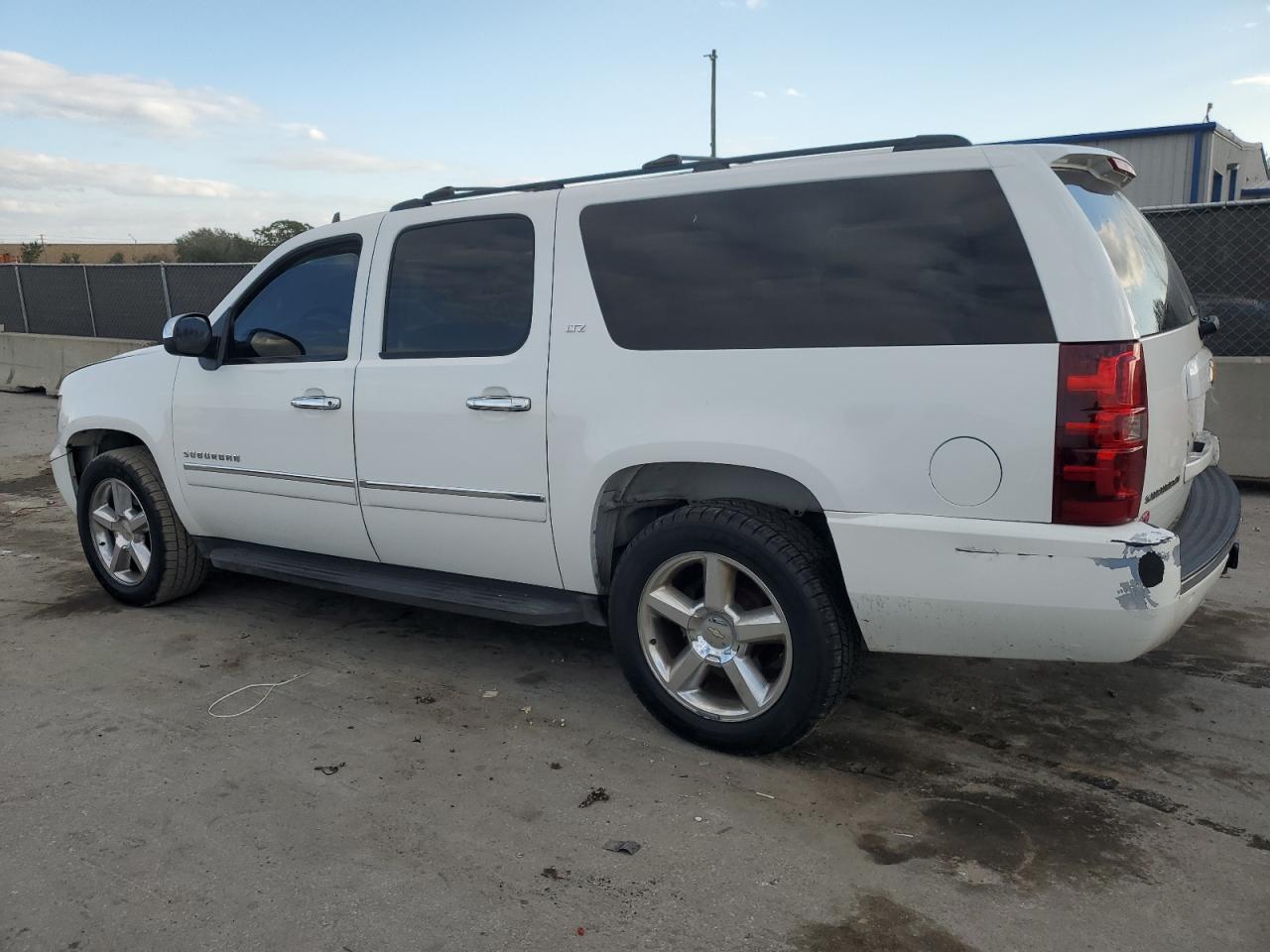 VIN 1GNSKKE76DR177715 2013 CHEVROLET SUBURBAN no.2