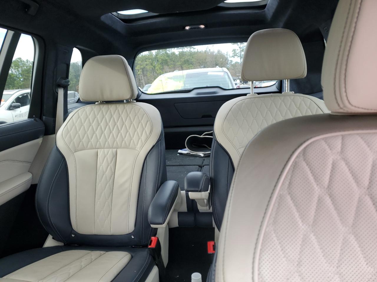 2022 BMW X7 - Image 10