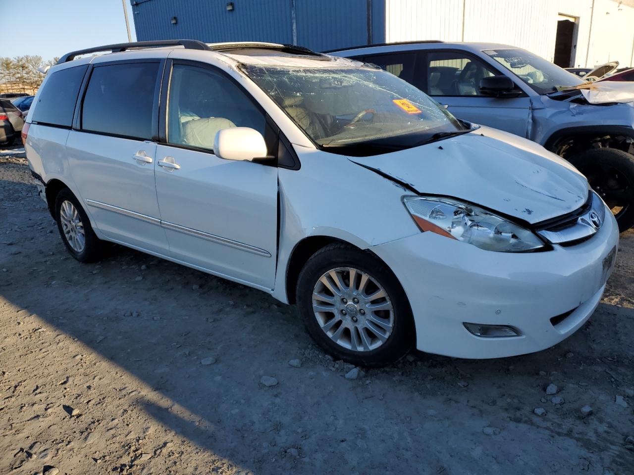 2010 Toyota Sienna - Image 4