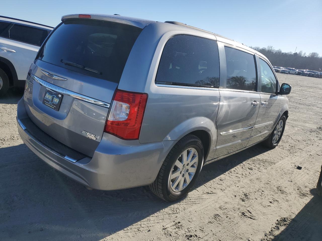 2016 Chrysler Town & Country - Image 3