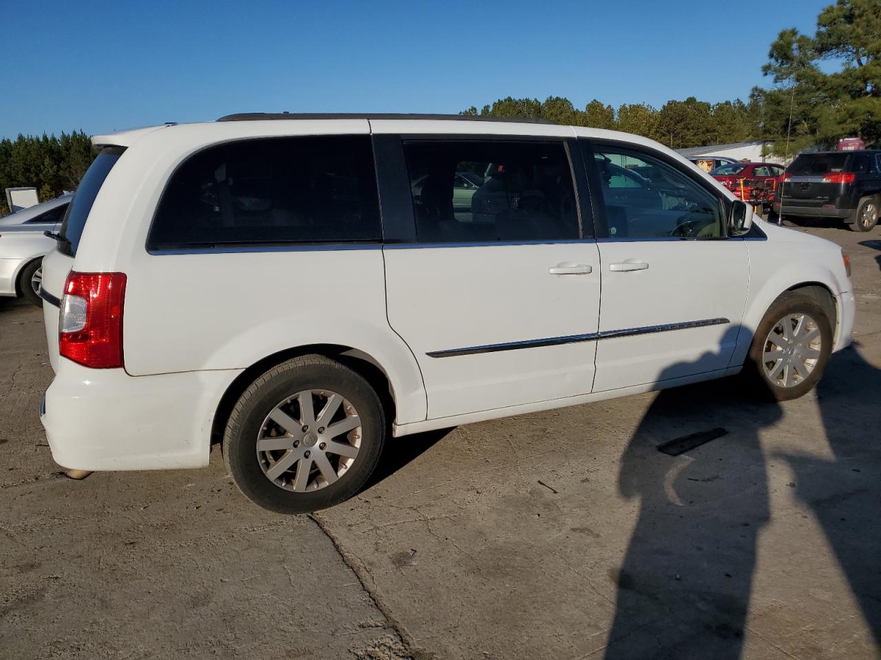 2014 Chrysler Town & Country - Image 3