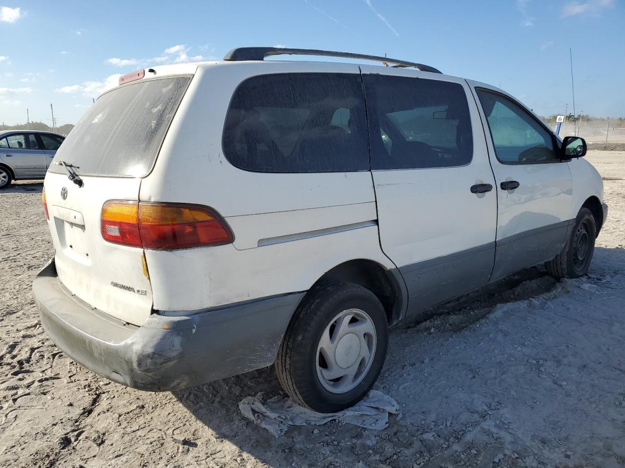 2000 Toyota Sienna - Image 3