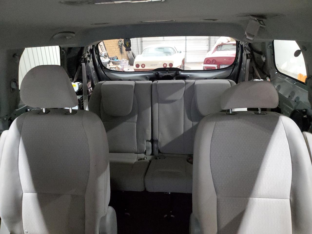 2017 Kia Sedona - Image 10