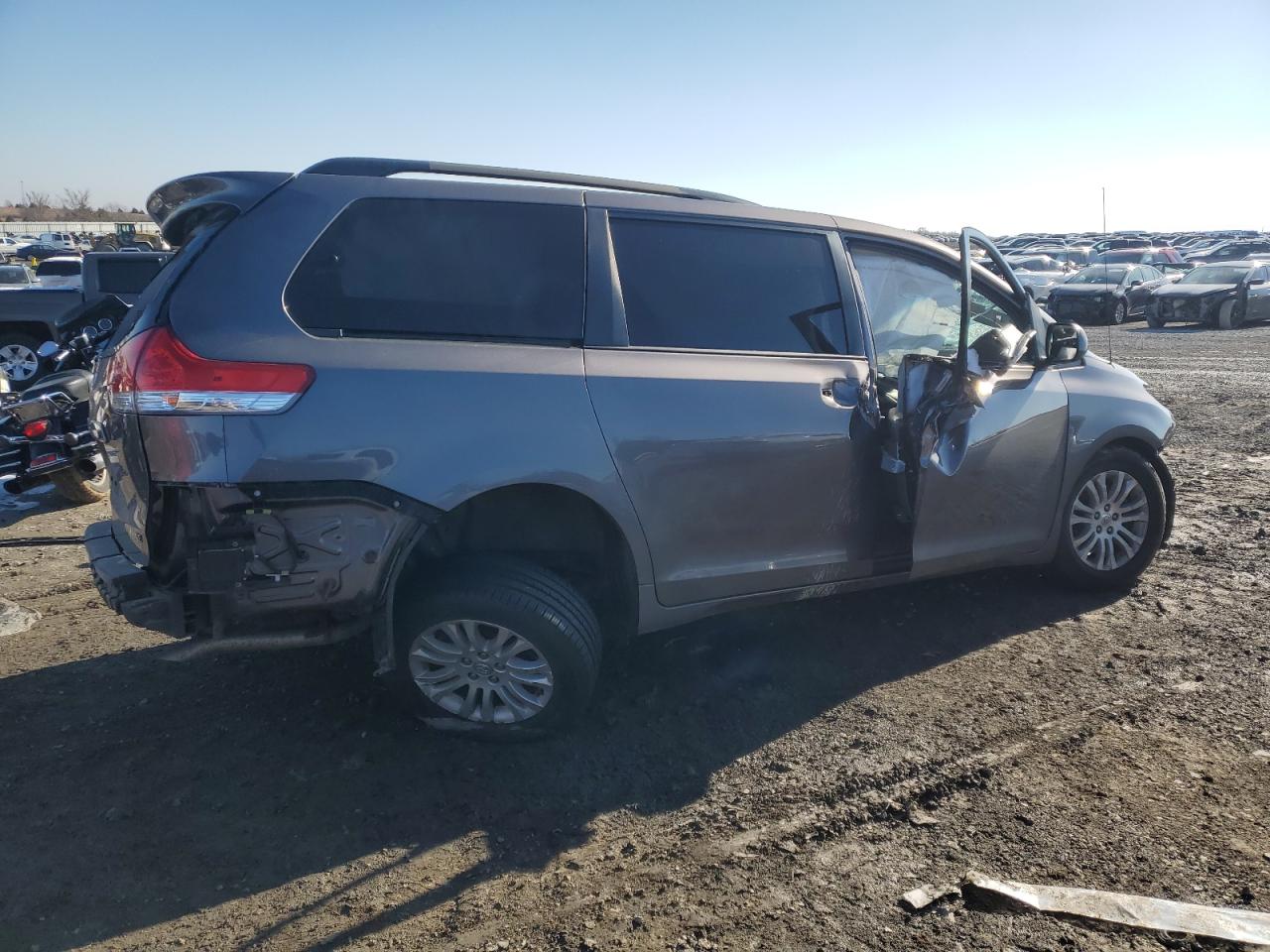 2014 Toyota Sienna - Image 3