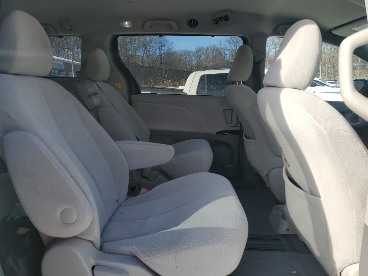 2011 Toyota Sienna - Image 11