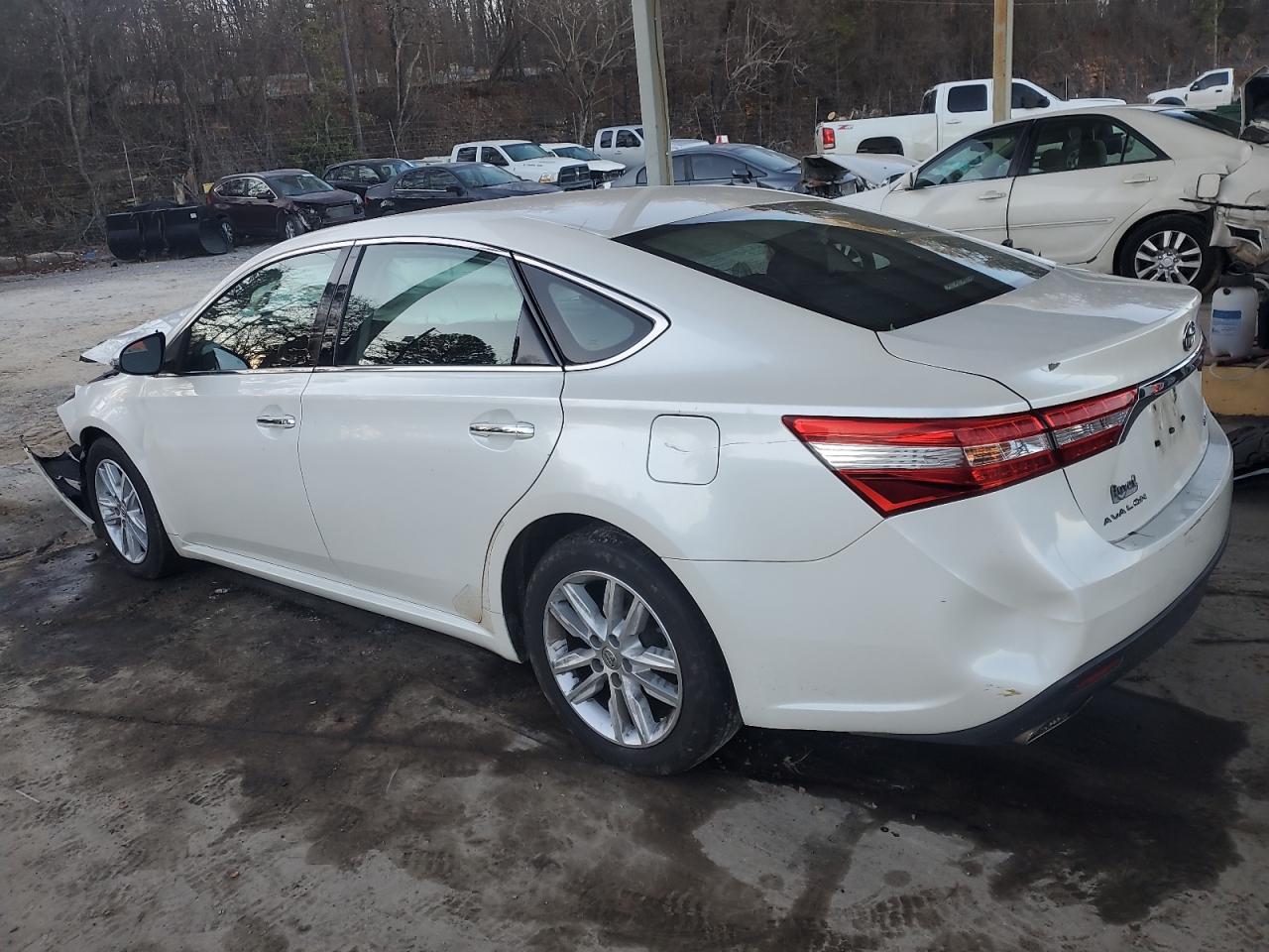 2014 Toyota Avalon - Image 2