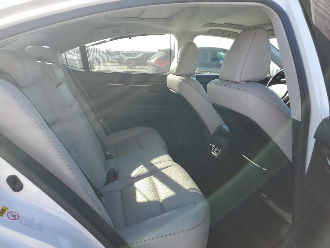 2014 Lexus ES - Image 10