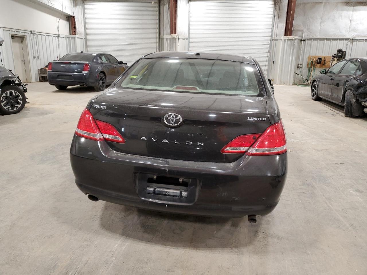 2010 Toyota Avalon - Image 6