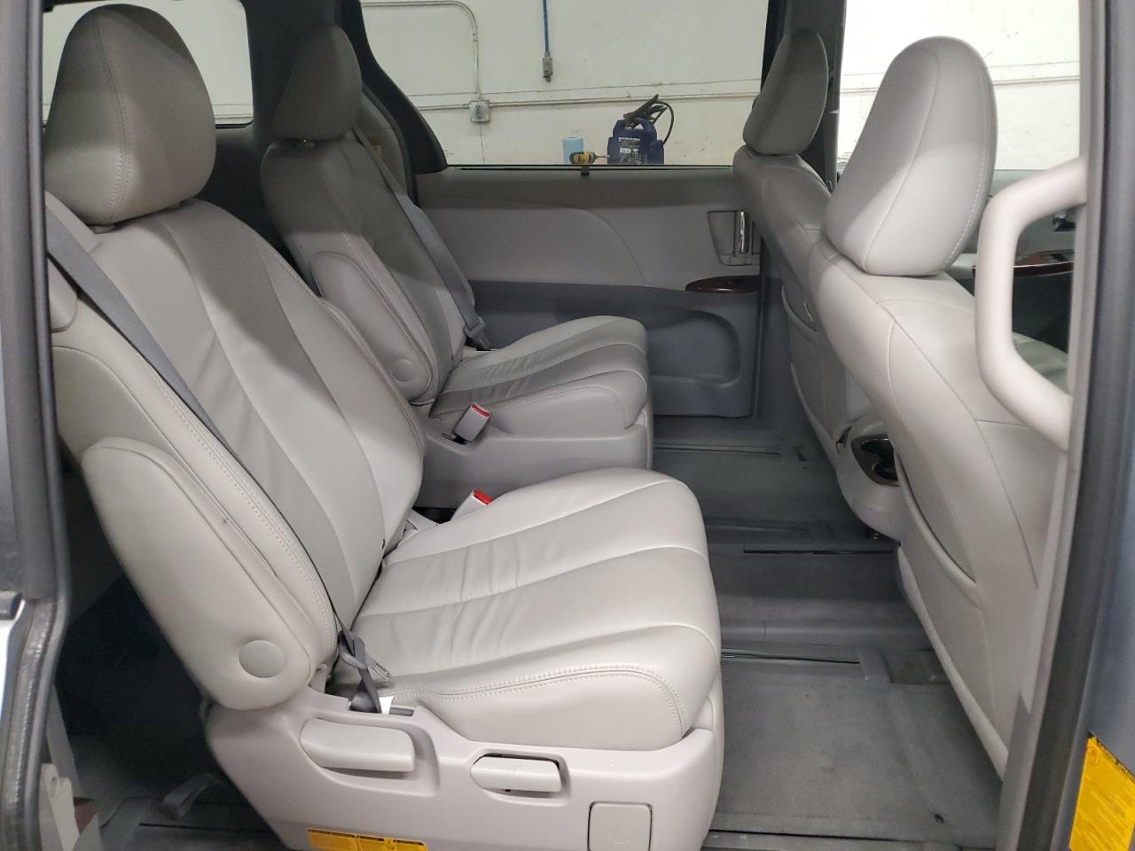 2014 Toyota Sienna - Image 11