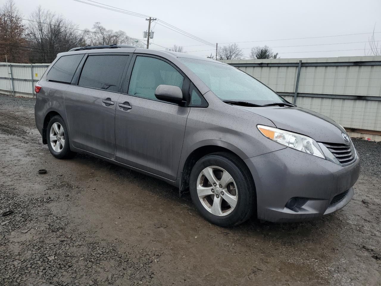 2017 Toyota Sienna - Image 4