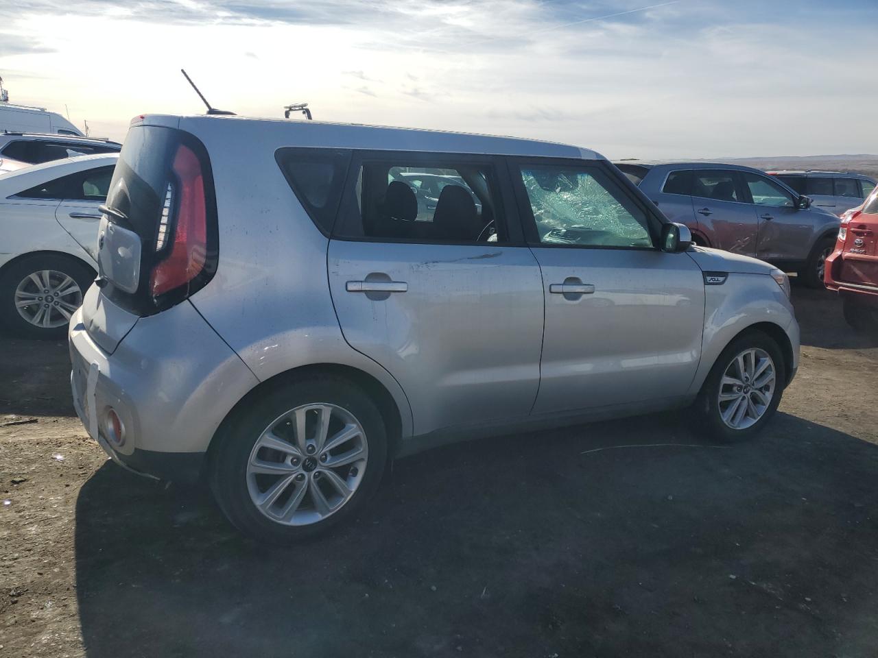 VIN KNDJP3A57J7537548 2018 KIA SOUL no.3