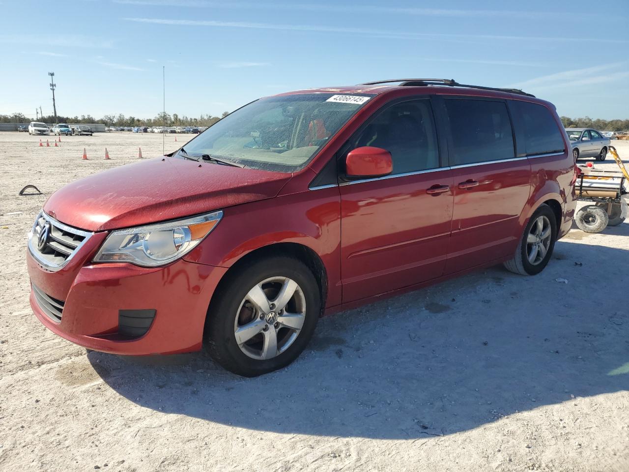 2009 Volkswagen Routan - Image 1