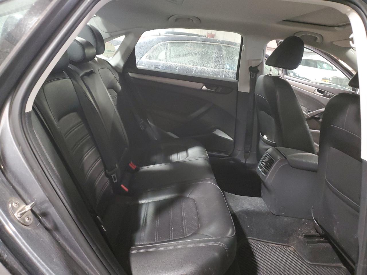 2015 Volkswagen Passat - Image 10