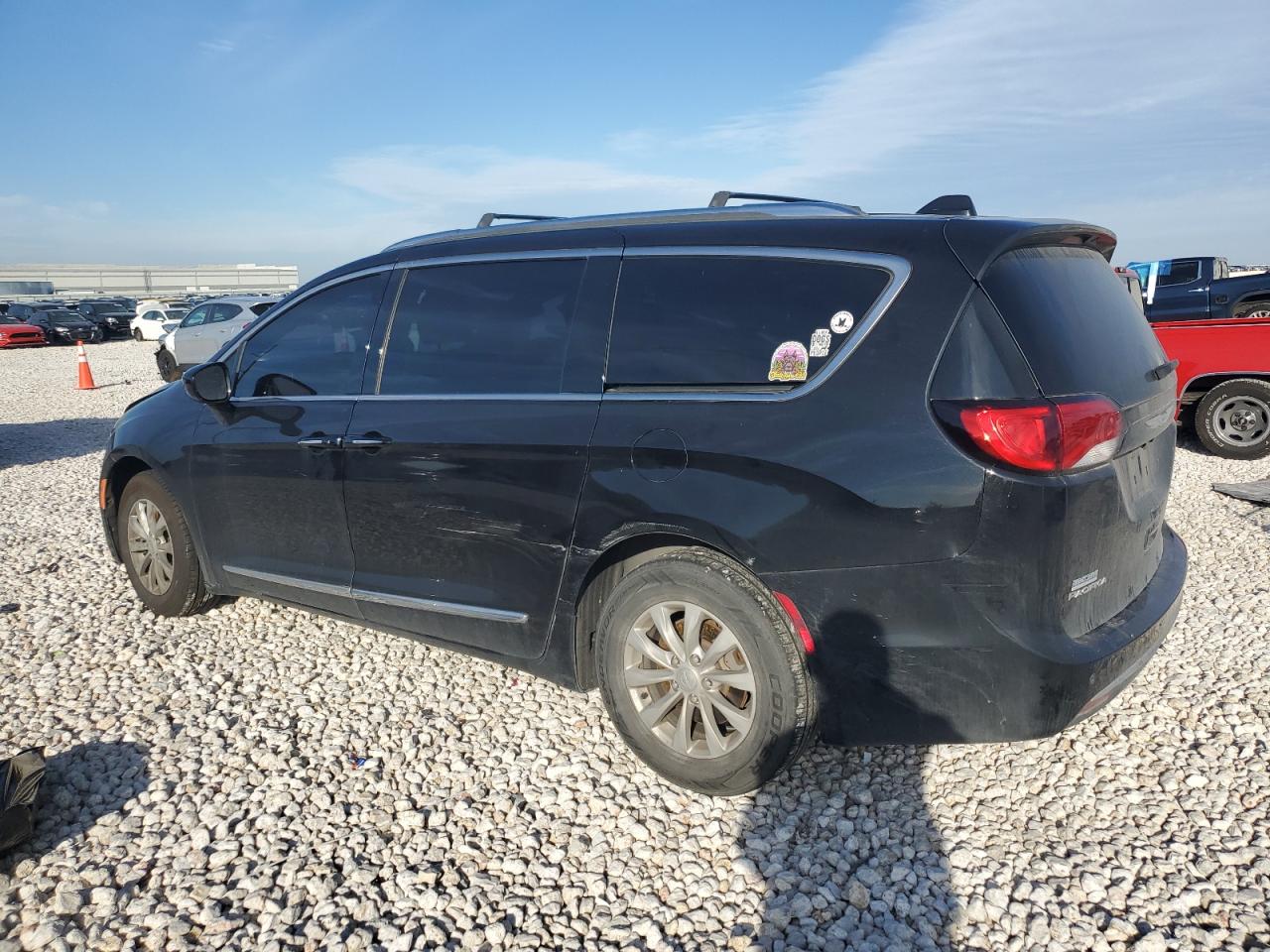 2018 Chrysler Pacifica - Image 2