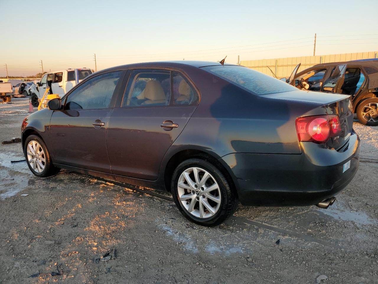 2010 Volkswagen Jetta - Image 2