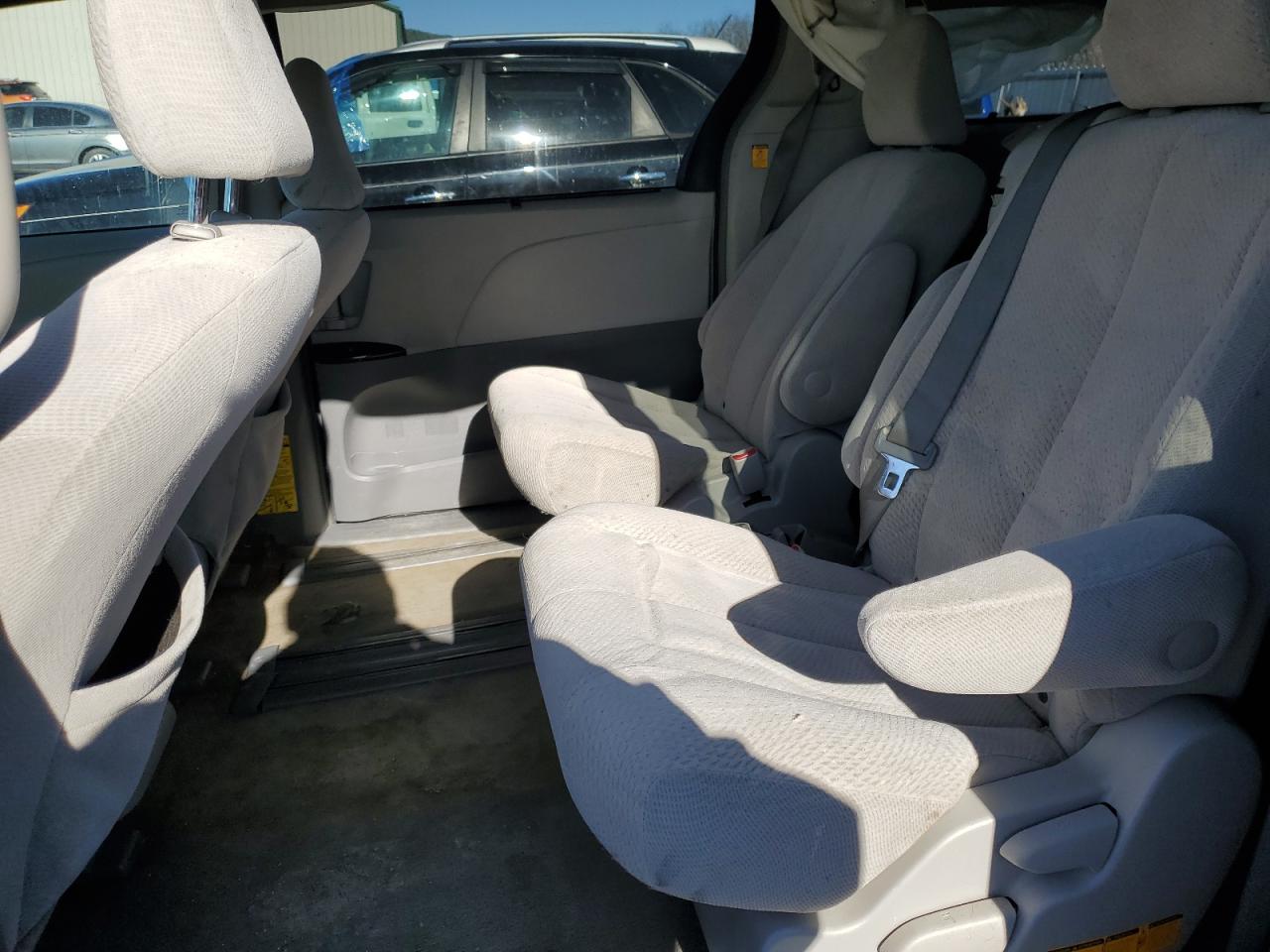 2012 Toyota Sienna - Image 11