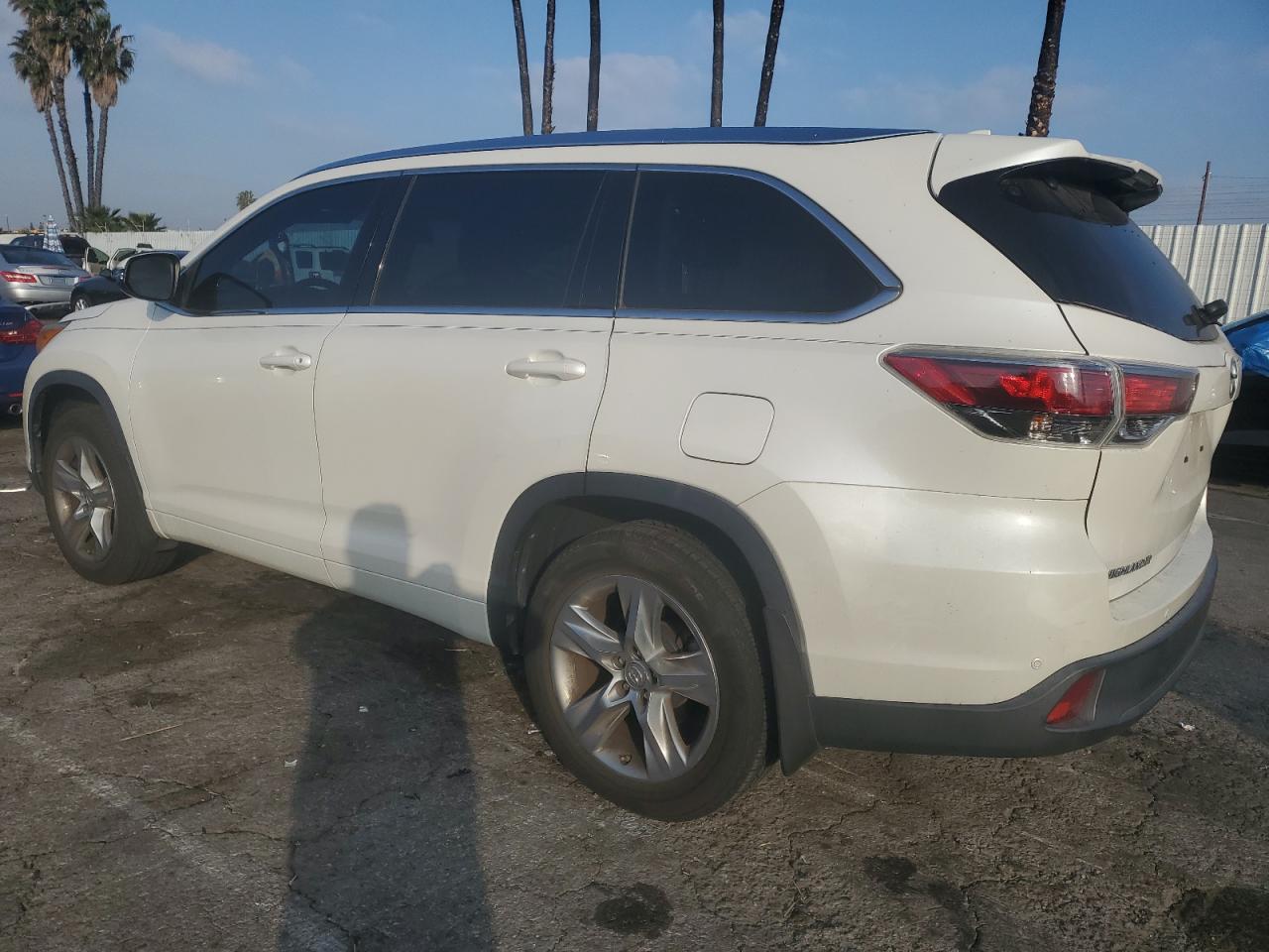 2015 Toyota Highlander - Image 2