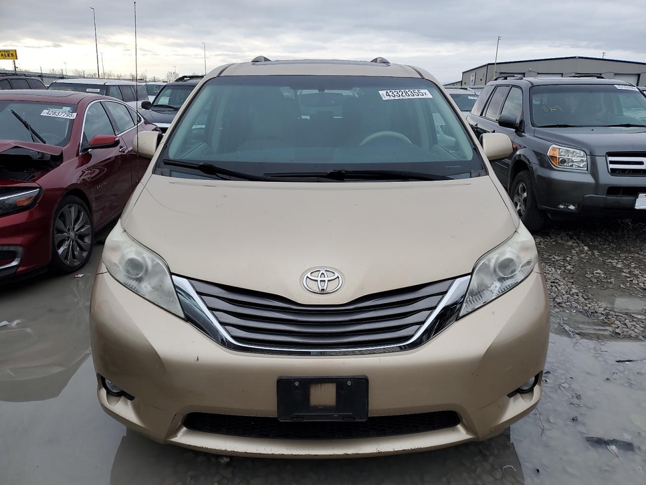 2011 Toyota Sienna - Image 5