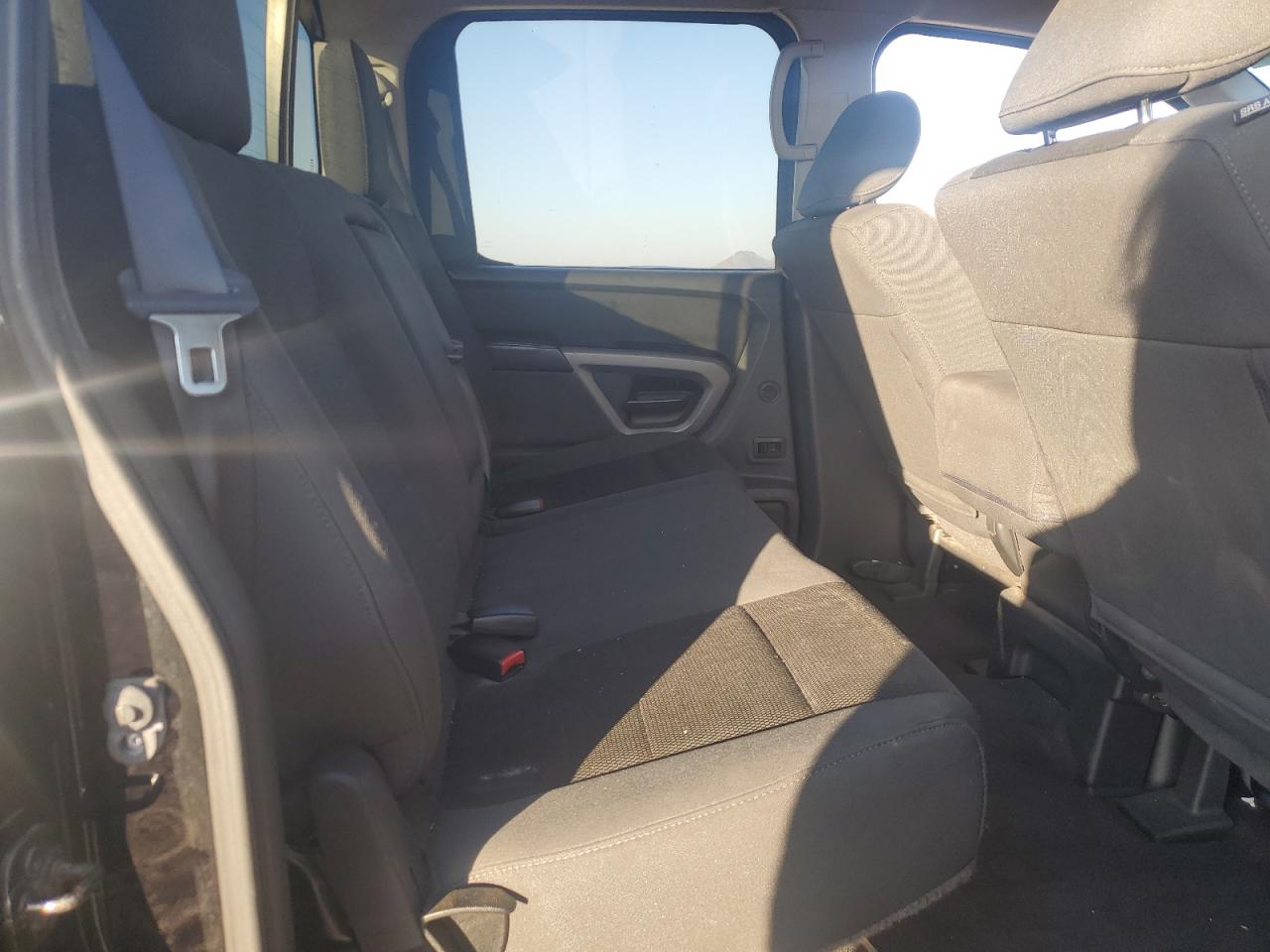 2015 Nissan Titan - Image 11
