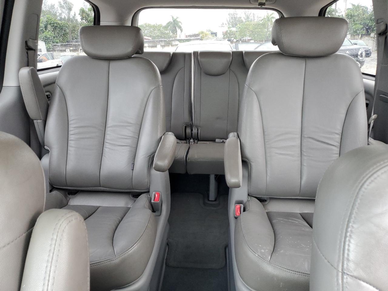 2010 Kia Sedona - Image 10