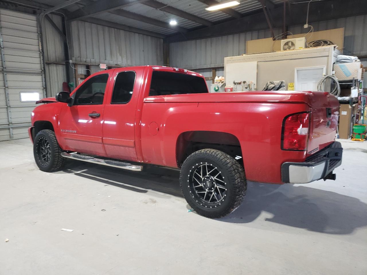 2007 Chevrolet Silverado - Image 2