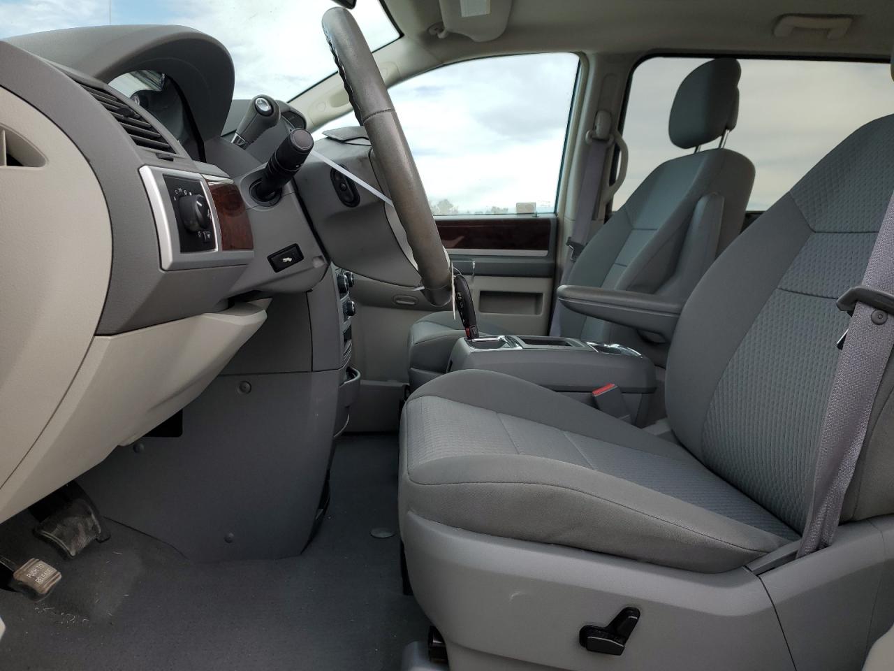 2010 Chrysler Town & Country - Image 7
