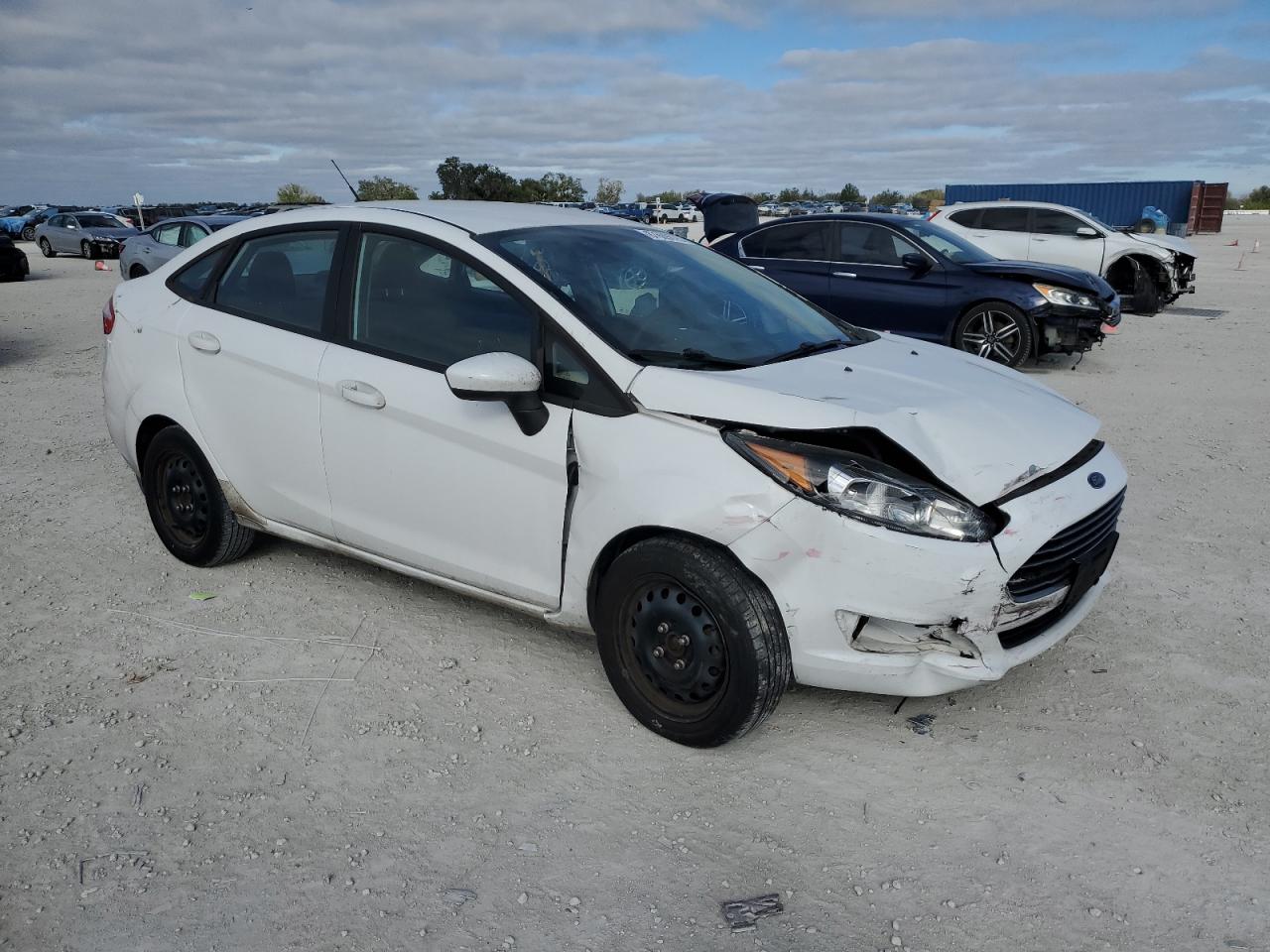 VIN 3FADP4AJ1HM121615 2017 FORD FIESTA no.4