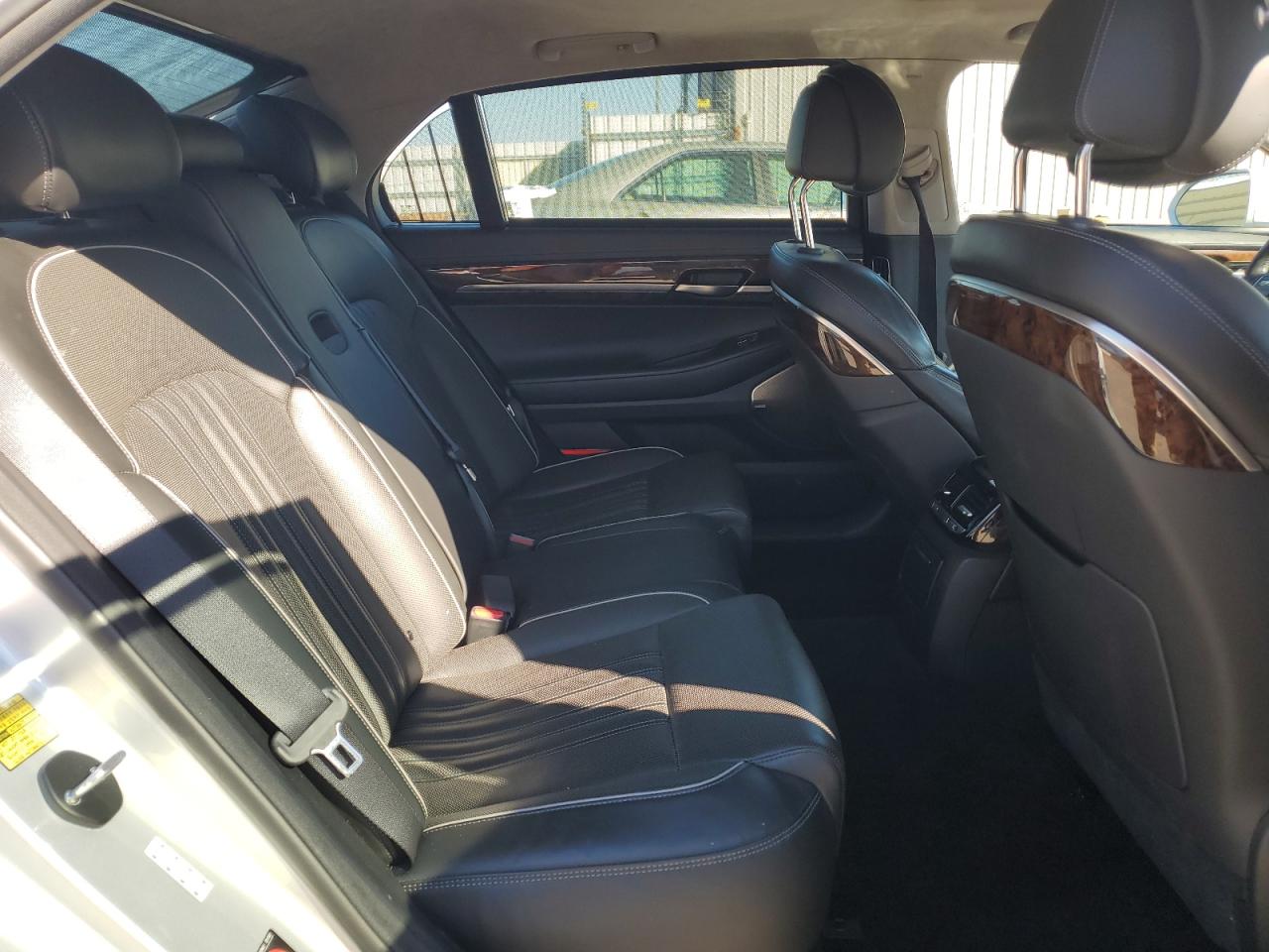 2017 Genesis G90 - Image 10