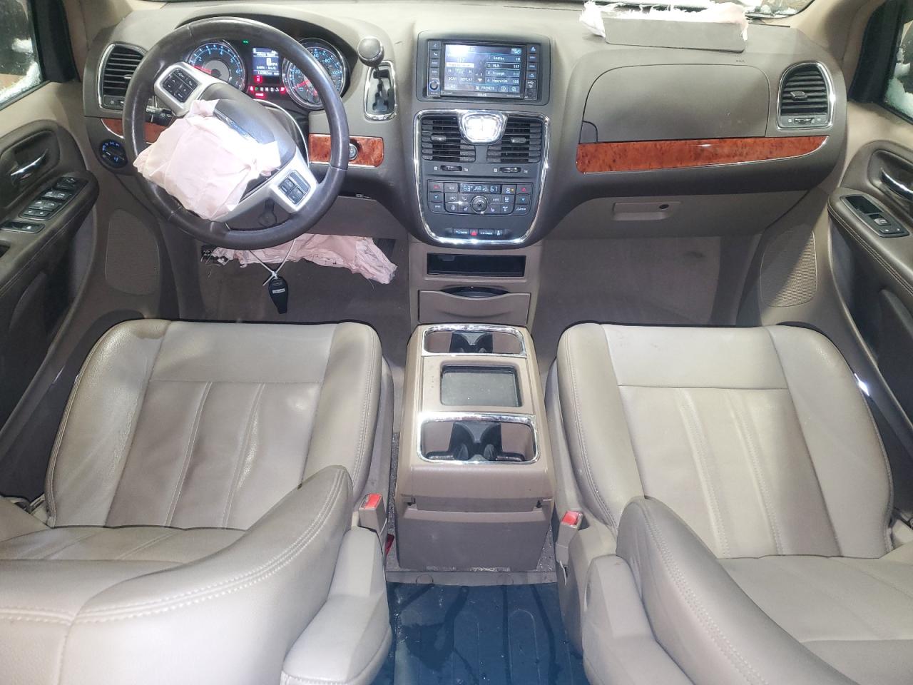 2015 Chrysler Town & Country - Image 8